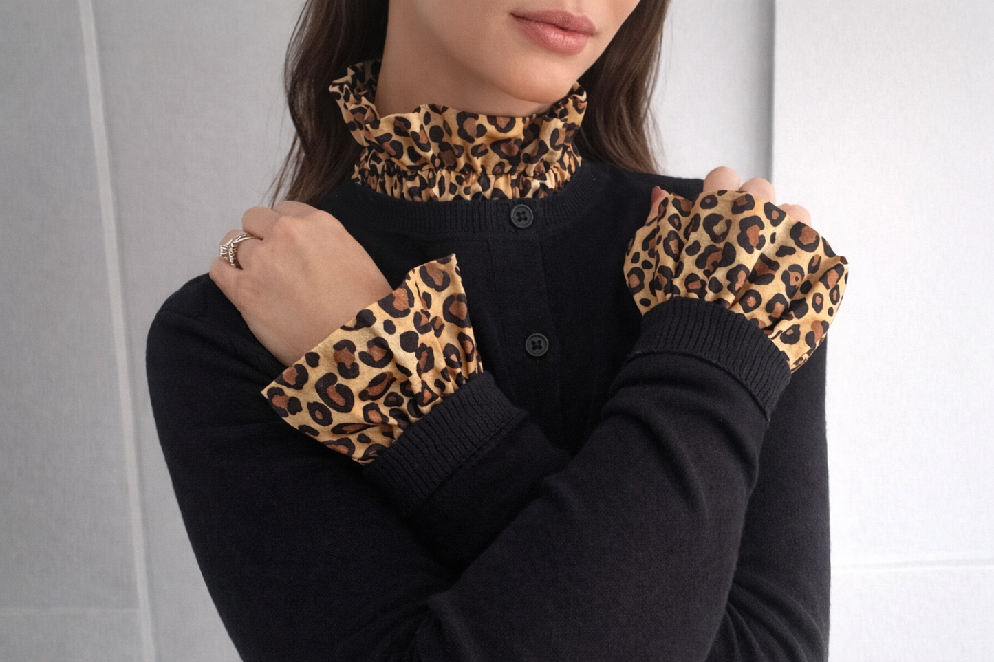 Leopard print ruffle collar and cuff set accessory